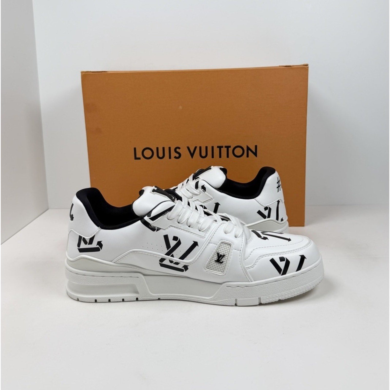 Size 8LV/9US - Louis Vuitton White Black Like New