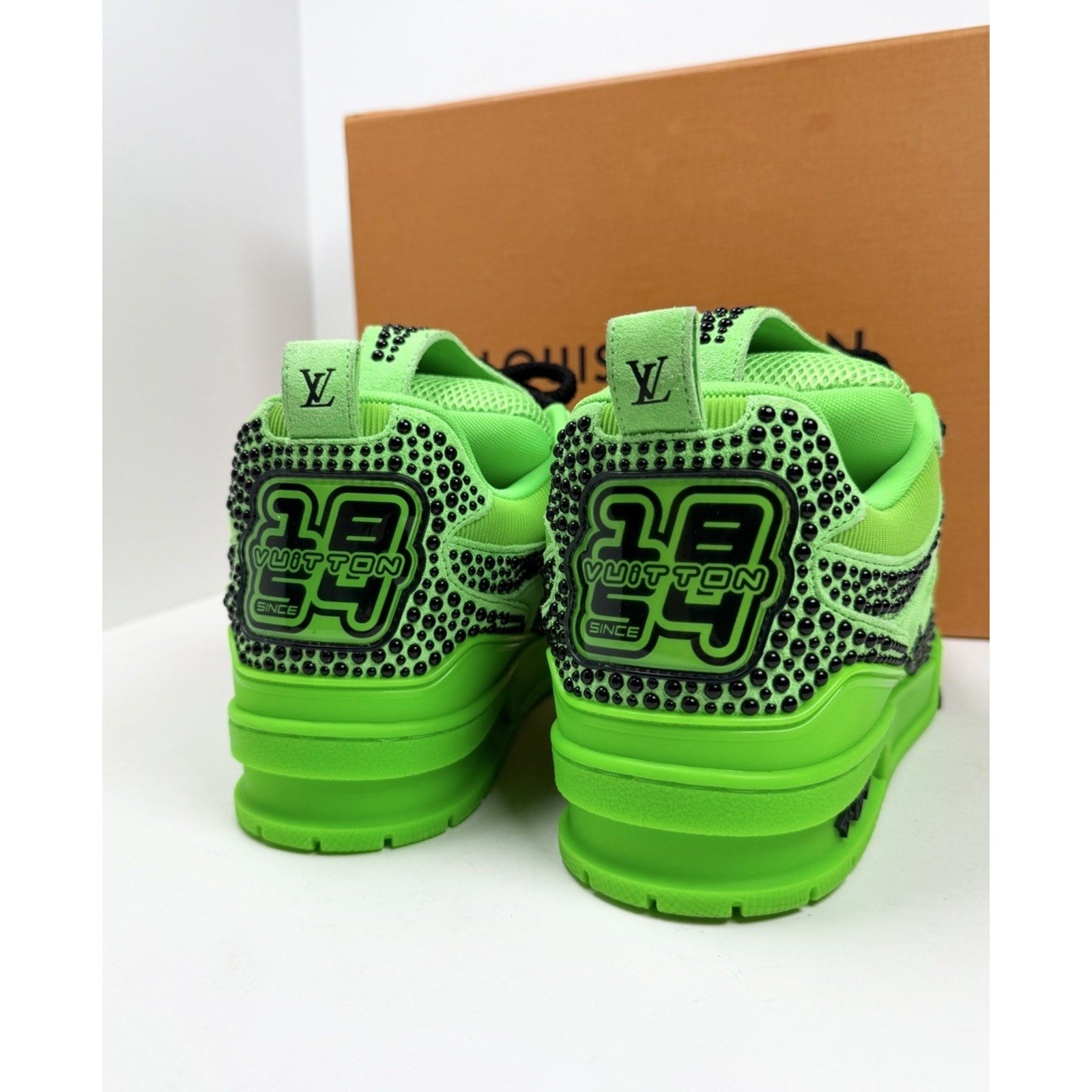 Size 8LV/9US - Louis Vuitton Skate Green Like New