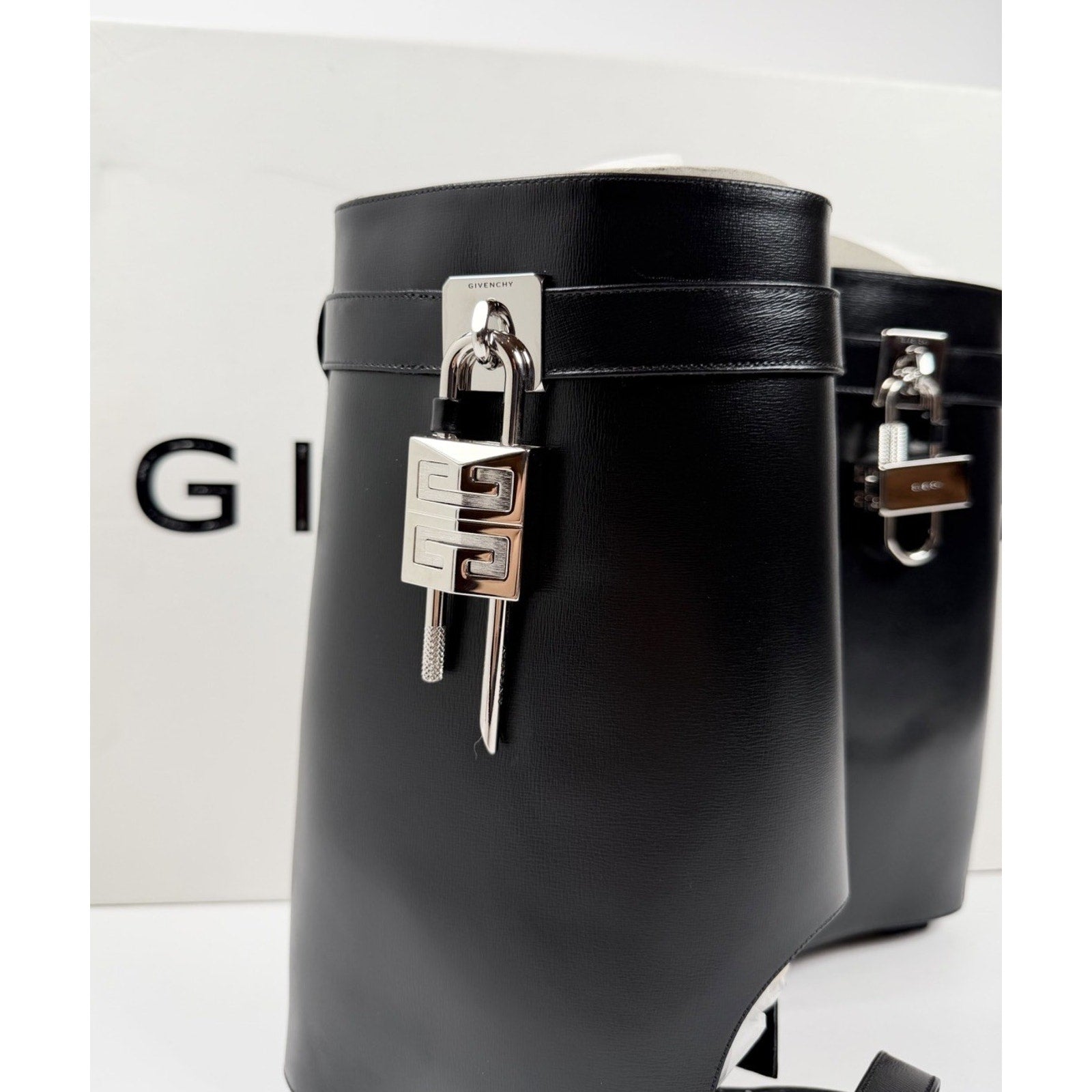 Size 37EU/7 - Givenchy Shark Lock Ankle Boots Leather