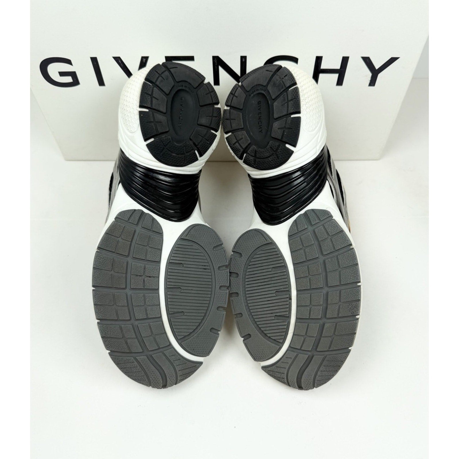 Size 39EU/6US - Givenchy TK-MX Runner