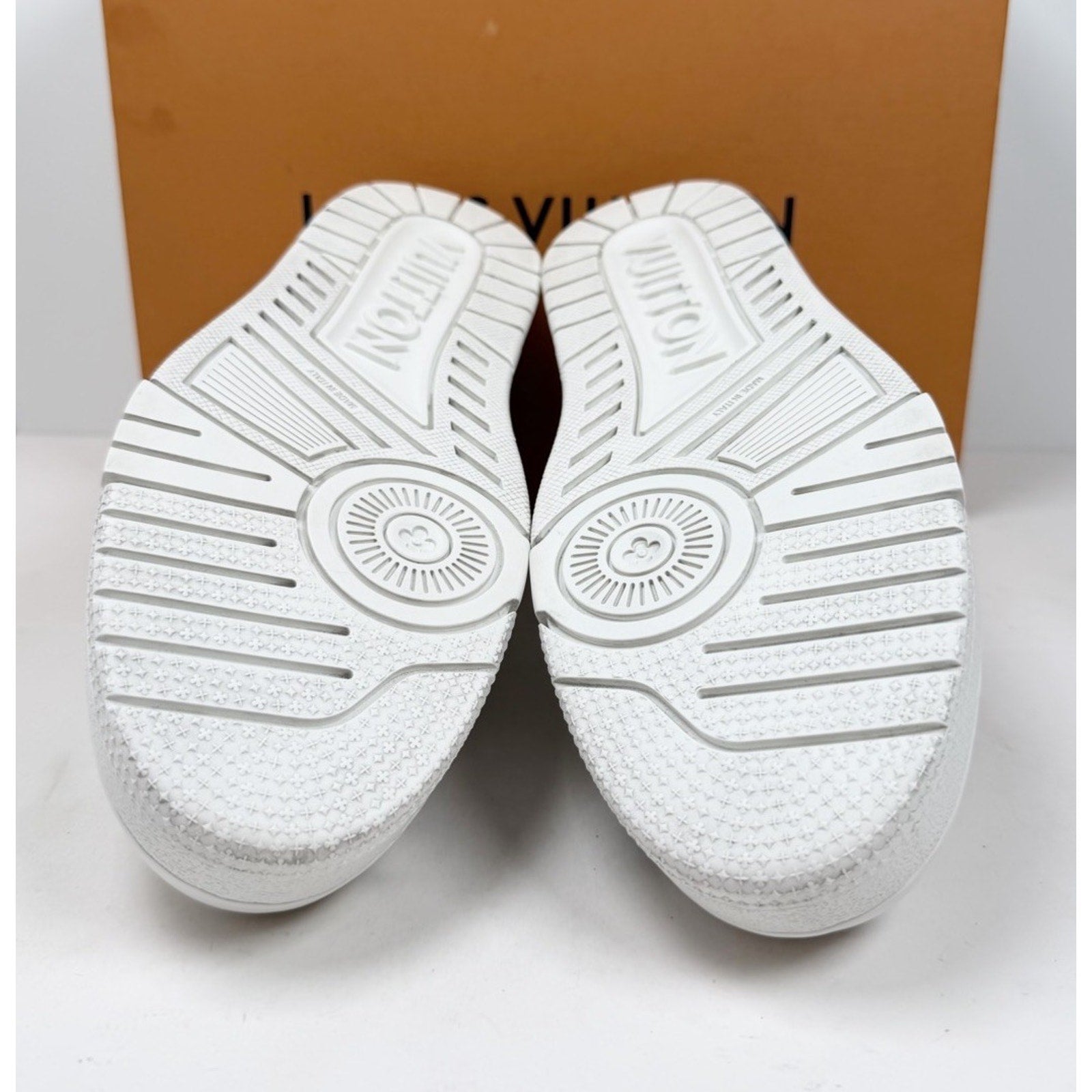 Size 8LV/9US - Louis Vuitton White Black Like New