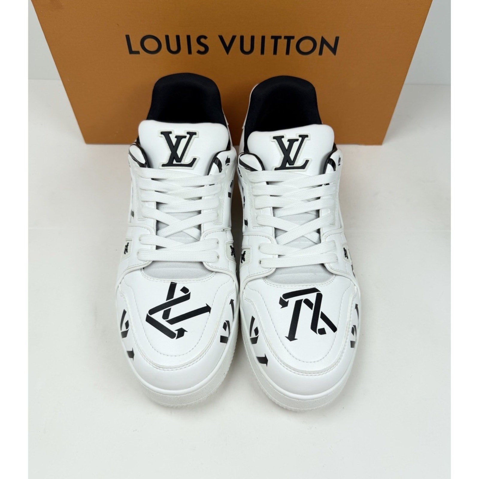 Size 8LV/9US - Louis Vuitton White Black Like New