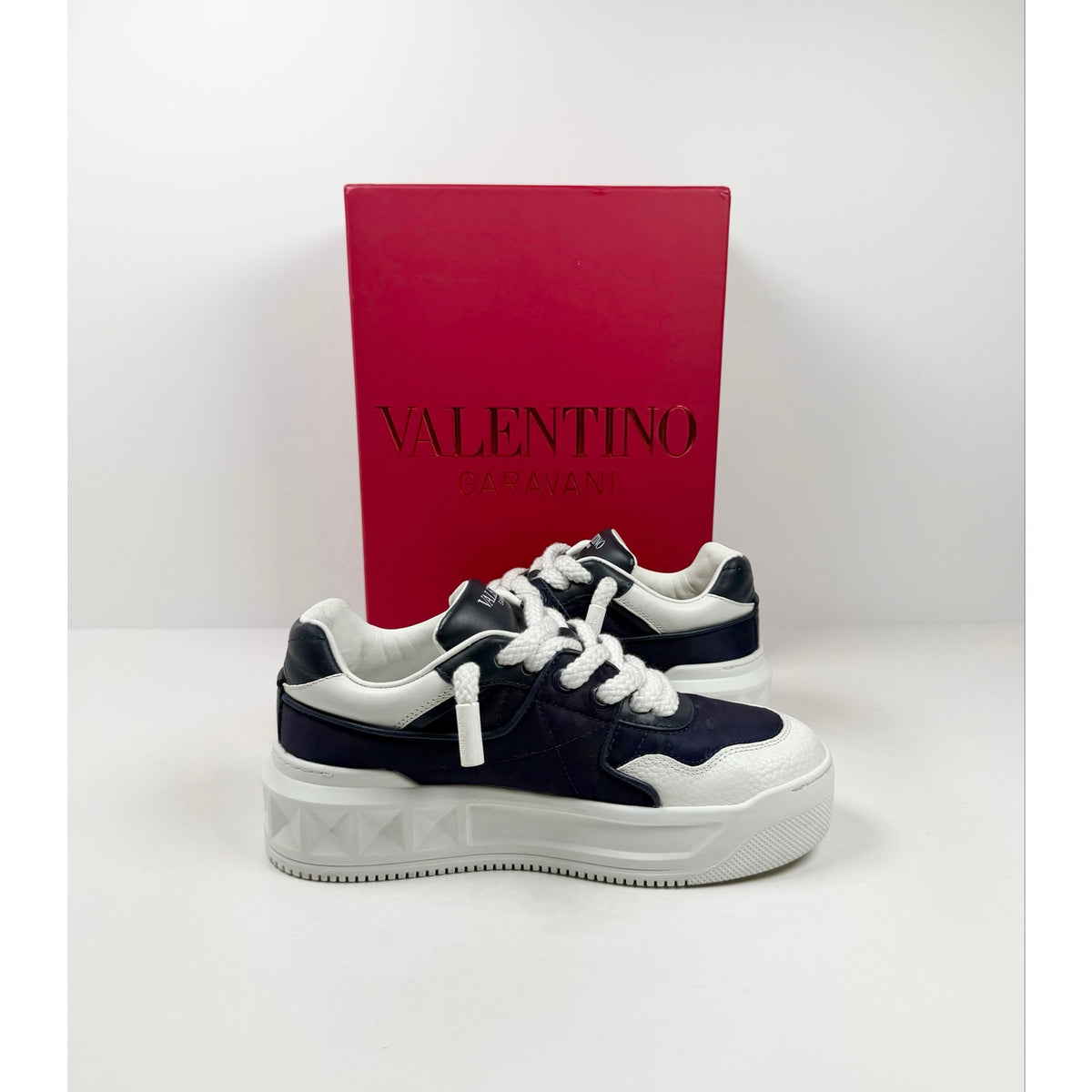 Size 40EU/7US - Valentino Garavani One Stud Sneakers
