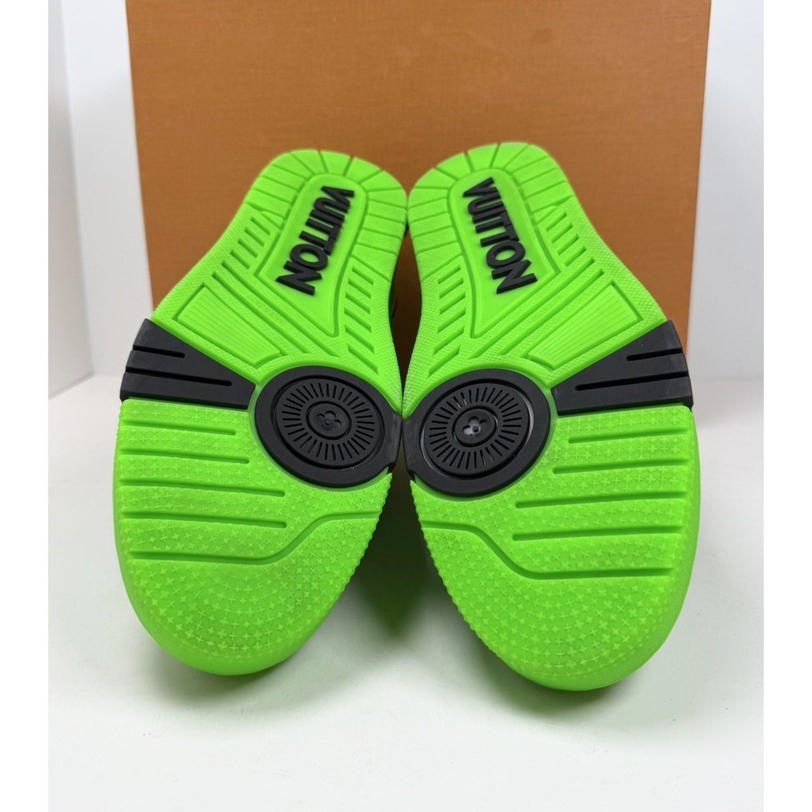 Size 8LV/9US - Louis Vuitton Skate Green Like New