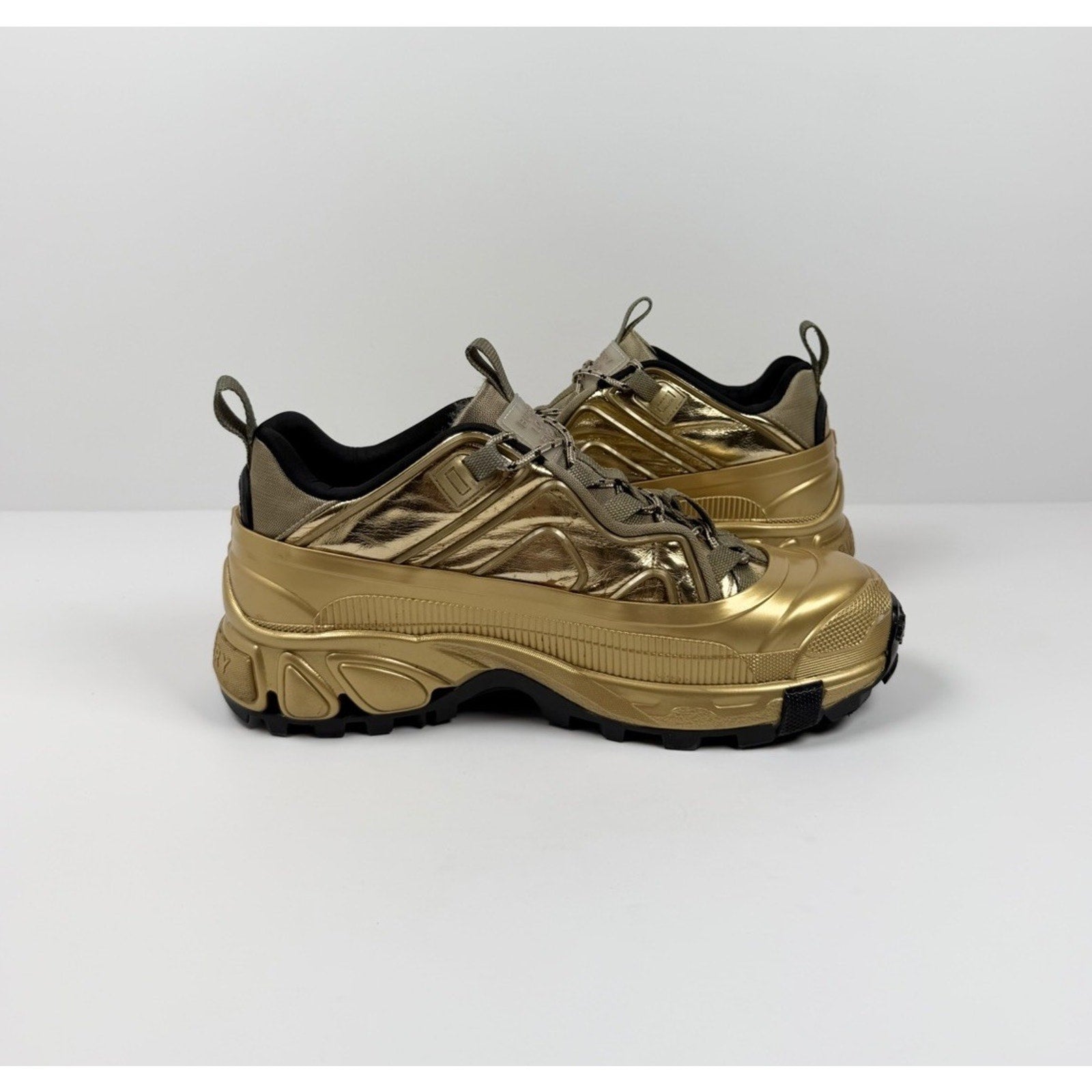 Size 41EU/8US - Burberry Arthur Gold Sneakers